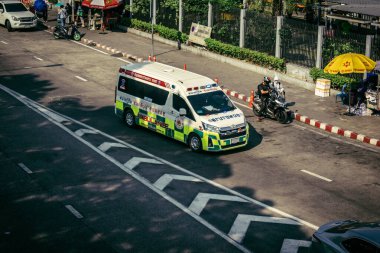 Bangkok, Tayland, 28 Mart 2025. Tayland Depremi 'nin başkenti vurmasının ardından yıkılan, inşaat halindeki bir binanın bulunduğu yere acil durum araçları akın etti..