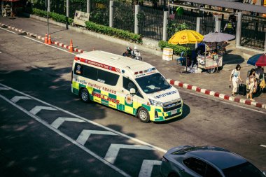 Bangkok, Tayland, 28 Mart 2025. Tayland Depremi 'nin başkenti vurmasının ardından yıkılan, inşaat halindeki bir binanın bulunduğu yere acil durum araçları akın etti..