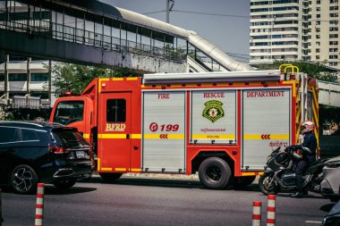 Bangkok, Tayland, 28 Mart 2025. Tayland Depremi 'nin başkenti vurmasının ardından yıkılan, inşaat halindeki bir binanın bulunduğu yere acil durum araçları akın etti..