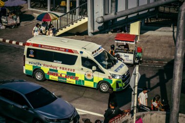 Bangkok, Tayland, 28 Mart 2025. Tayland Depremi 'nin başkenti vurmasının ardından yıkılan, inşaat halindeki bir binanın bulunduğu yere acil durum araçları akın etti..