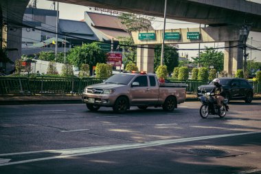 Bangkok, Tayland, 28 Mart 2025. Tayland Depremi 'nin başkenti vurmasının ardından yıkılan, inşaat halindeki bir binanın bulunduğu yere acil durum araçları akın etti..