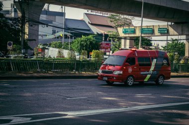 Bangkok, Tayland, 28 Mart 2025. Tayland Depremi 'nin başkenti vurmasının ardından yıkılan, inşaat halindeki bir binanın bulunduğu yere acil durum araçları akın etti..