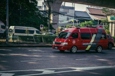 Bangkok, Tayland, 28 Mart 2025. Tayland Depremi 'nin başkenti vurmasının ardından yıkılan, inşaat halindeki bir binanın bulunduğu yere acil durum araçları akın etti..