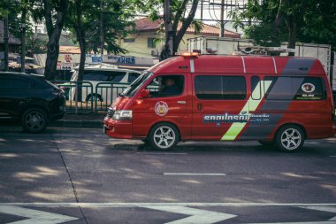 Bangkok, Tayland, 28 Mart 2025. Tayland Depremi 'nin başkenti vurmasının ardından yıkılan, inşaat halindeki bir binanın bulunduğu yere acil durum araçları akın etti..