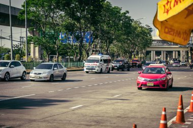 Bangkok, Tayland, 28 Mart 2025. Tayland Depremi 'nin başkenti vurmasının ardından yıkılan, inşaat halindeki bir binanın bulunduğu yere acil durum araçları akın etti..