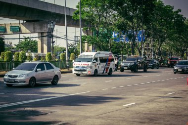 Bangkok, Tayland, 28 Mart 2025. Tayland Depremi 'nin başkenti vurmasının ardından yıkılan, inşaat halindeki bir binanın bulunduğu yere acil durum araçları akın etti..