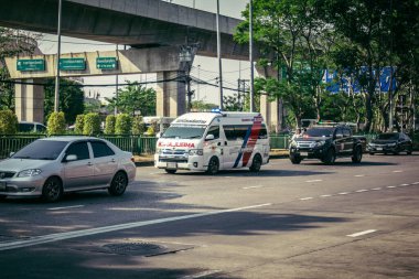 Bangkok, Tayland, 28 Mart 2025. Tayland Depremi 'nin başkenti vurmasının ardından yıkılan, inşaat halindeki bir binanın bulunduğu yere acil durum araçları akın etti..