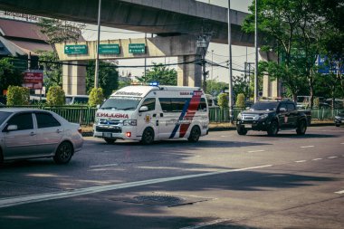 Bangkok, Tayland, 28 Mart 2025. Tayland Depremi 'nin başkenti vurmasının ardından yıkılan, inşaat halindeki bir binanın bulunduğu yere acil durum araçları akın etti..