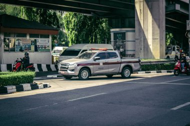Bangkok, Tayland, 28 Mart 2025. Tayland Depremi 'nin başkenti vurmasının ardından yıkılan, inşaat halindeki bir binanın bulunduğu yere acil durum araçları akın etti..