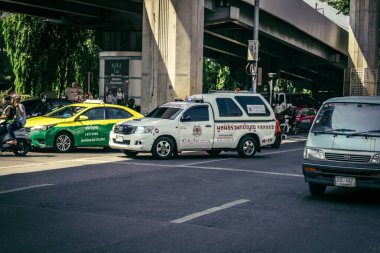 Bangkok, Tayland, 28 Mart 2025. Tayland Depremi 'nin başkenti vurmasının ardından yıkılan, inşaat halindeki bir binanın bulunduğu yere acil durum araçları akın etti..