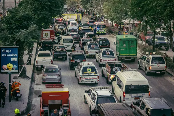 Bangkok, Tayland, 28 Mart 2025. Bangkok 'taki acil durum araçları, depremin Tayland başkentini vurmasından sonra yıkılan yüksek binaların inşaatı devam ediyor..