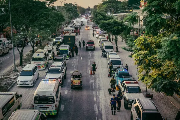 Bangkok, Tayland, 28 Mart 2025. Bangkok 'taki acil durum araçları, depremin Tayland başkentini vurmasından sonra yıkılan yüksek binaların inşaatı devam ediyor..