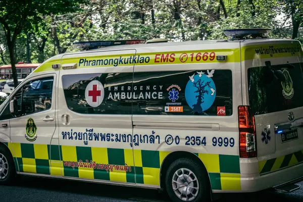 Bangkok, Tayland, 28 Mart 2025. Tayland Depremi 'nin başkenti vurmasının ardından yıkılan, inşaat halindeki bir binanın bulunduğu yere acil durum araçları akın etti..