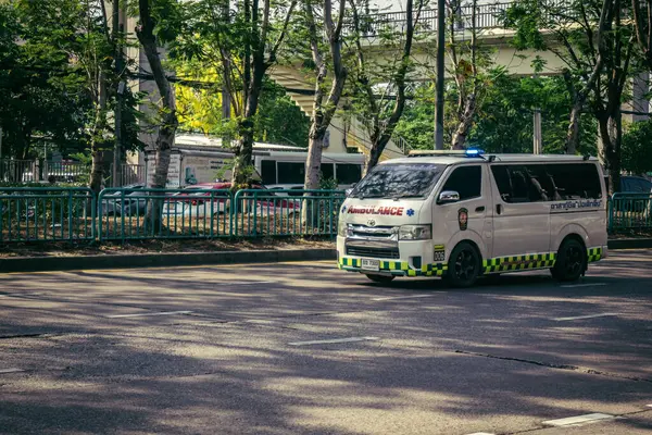 Bangkok, Tayland, 28 Mart 2025. Tayland Depremi 'nin başkenti vurmasının ardından yıkılan, inşaat halindeki bir binanın bulunduğu yere acil durum araçları akın etti..
