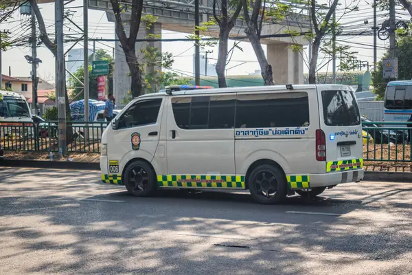 Bangkok, Tayland, 28 Mart 2025. Tayland Depremi 'nin başkenti vurmasının ardından yıkılan, inşaat halindeki bir binanın bulunduğu yere acil durum araçları akın etti..