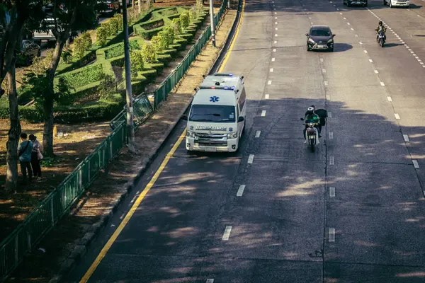 Bangkok, Tayland, 28 Mart 2025. Tayland Depremi 'nin başkenti vurmasının ardından yıkılan, inşaat halindeki bir binanın bulunduğu yere acil durum araçları akın etti..