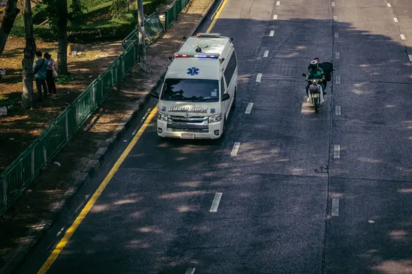 Bangkok, Tayland, 28 Mart 2025. Tayland Depremi 'nin başkenti vurmasının ardından yıkılan, inşaat halindeki bir binanın bulunduğu yere acil durum araçları akın etti..