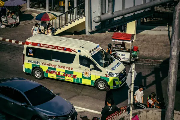 Bangkok, Tayland, 28 Mart 2025. Tayland Depremi 'nin başkenti vurmasının ardından yıkılan, inşaat halindeki bir binanın bulunduğu yere acil durum araçları akın etti..
