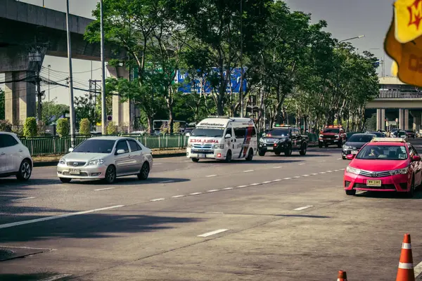 Bangkok, Tayland, 28 Mart 2025. Tayland Depremi 'nin başkenti vurmasının ardından yıkılan, inşaat halindeki bir binanın bulunduğu yere acil durum araçları akın etti..