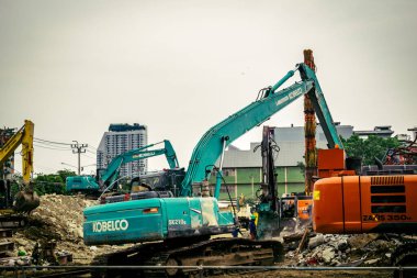 Bangkok, Tayland, 31 Mart 2025 'te Bangkok depremi sonrası yıkılan yüksek binaların inşaatında çalışan kurtarma ekipleri. Birçok kurban hala enkaz altında..