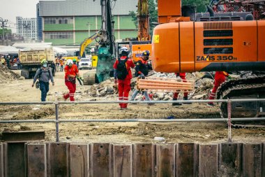 Bangkok, Tayland, 31 Mart 2025 'te Bangkok depremi sonrası yıkılan yüksek binaların inşaatında çalışan kurtarma ekipleri. Birçok kurban hala enkaz altında..