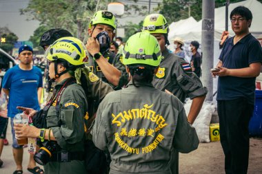 Bangkok, Tayland, 31 Mart 2025 'te Bangkok depremi sonrası yıkılan yüksek binaların inşaatında çalışan kurtarma ekipleri. Birçok kurban hala enkaz altında..