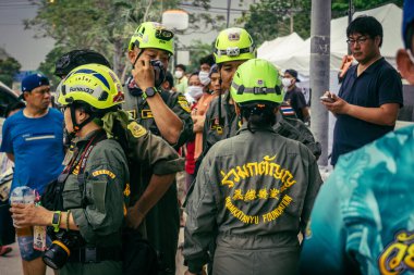 Bangkok, Tayland, 31 Mart 2025 'te Bangkok depremi sonrası yıkılan yüksek binaların inşaatında çalışan kurtarma ekipleri. Birçok kurban hala enkaz altında..