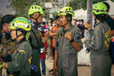 Bangkok, Tayland, 31 Mart 2025 'te Bangkok depremi sonrası yıkılan yüksek binaların inşaatında çalışan kurtarma ekipleri. Birçok kurban hala enkaz altında..