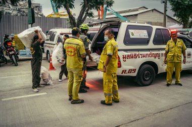 Bangkok, Tayland, 31 Mart 2025 'te Bangkok depremi sonrası yıkılan yüksek binaların inşaatında çalışan kurtarma ekipleri. Birçok kurban hala enkaz altında..