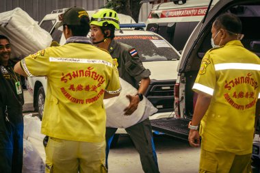 Bangkok, Tayland, 31 Mart 2025 'te Bangkok depremi sonrası yıkılan yüksek binaların inşaatında çalışan kurtarma ekipleri. Birçok kurban hala enkaz altında..