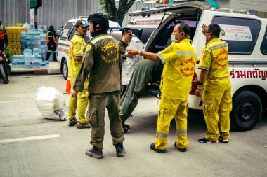 Bangkok, Tayland, 31 Mart 2025 'te Bangkok depremi sonrası yıkılan yüksek binaların inşaatında çalışan kurtarma ekipleri. Birçok kurban hala enkaz altında..