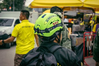 Bangkok, Tayland, 31 Mart 2025 'te Bangkok depremi sonrası yıkılan yüksek binaların inşaatında çalışan kurtarma ekipleri. Birçok kurban hala enkaz altında..