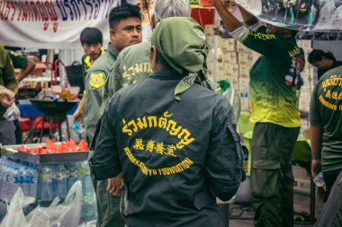 Bangkok, Tayland, 31 Mart 2025 'te Bangkok depremi sonrası yıkılan yüksek binaların inşaatında çalışan kurtarma ekipleri. Birçok kurban hala enkaz altında..