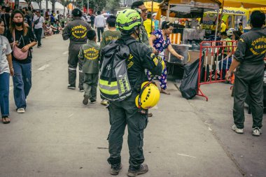 Bangkok, Tayland, 31 Mart 2025 'te Bangkok depremi sonrası yıkılan yüksek binaların inşaatında çalışan kurtarma ekipleri. Birçok kurban hala enkaz altında..