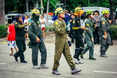 Bangkok, Tayland, 31 Mart 2025 'te Bangkok depremi sonrası yıkılan yüksek binaların inşaatında çalışan kurtarma ekipleri. Birçok kurban hala enkaz altında..