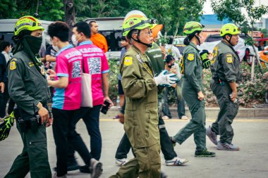 Bangkok, Tayland, 31 Mart 2025 'te Bangkok depremi sonrası yıkılan yüksek binaların inşaatında çalışan kurtarma ekipleri. Birçok kurban hala enkaz altında..