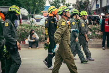 Bangkok, Tayland, 31 Mart 2025 'te Bangkok depremi sonrası yıkılan yüksek binaların inşaatında çalışan kurtarma ekipleri. Birçok kurban hala enkaz altında..