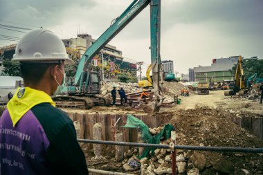 Bangkok, Tayland, 31 Mart 2025 'te Bangkok depremi sonrası yıkılan yüksek binaların inşaatında çalışan kurtarma ekipleri. Birçok kurban hala enkaz altında..