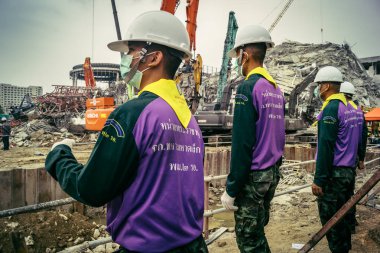 Bangkok, Tayland, 31 Mart 2025 'te Bangkok depremi sonrası yıkılan yüksek binaların inşaatında çalışan kurtarma ekipleri. Birçok kurban hala enkaz altında..