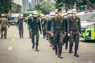 Bangkok, Tayland, 31 Mart 2025 'te Bangkok depremi sonrası yıkılan yüksek binaların inşaatında çalışan kurtarma ekipleri. Birçok kurban hala enkaz altında..