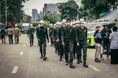 Bangkok, Tayland, 31 Mart 2025 'te Bangkok depremi sonrası yıkılan yüksek binaların inşaatında çalışan kurtarma ekipleri. Birçok kurban hala enkaz altında..