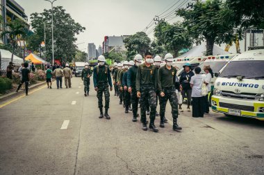 Bangkok, Tayland, 31 Mart 2025 'te Bangkok depremi sonrası yıkılan yüksek binaların inşaatında çalışan kurtarma ekipleri. Birçok kurban hala enkaz altında..