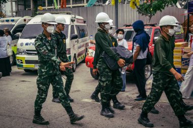 Bangkok, Tayland, 31 Mart 2025 'te Bangkok depremi sonrası yıkılan yüksek binaların inşaatında çalışan kurtarma ekipleri. Birçok kurban hala enkaz altında..