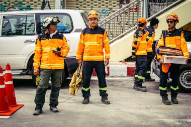 Bangkok, Tayland, 31 Mart 2025 'te Bangkok depremi sonrası yıkılan yüksek binaların inşaatında çalışan kurtarma ekipleri. Birçok kurban hala enkaz altında..