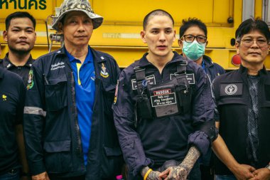 Bangkok, Tayland, 31 Mart 2025 'te Bangkok depremi sonrası yıkılan yüksek binaların inşaatında çalışan kurtarma ekipleri. Birçok kurban hala enkaz altında..