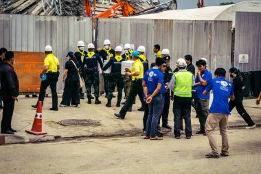 Bangkok, Tayland, 31 Mart 2025 'te Bangkok depremi sonrası yıkılan yüksek binaların inşaatında çalışan kurtarma ekipleri. Birçok kurban hala enkaz altında..