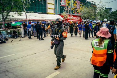 Bangkok, Tayland, 31 Mart 2025 'te Bangkok depremi sonrası yıkılan yüksek binaların inşaatında çalışan kurtarma ekipleri. Birçok kurban hala enkaz altında..