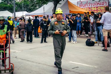 Bangkok, Tayland, 31 Mart 2025 'te Bangkok depremi sonrası yıkılan yüksek binaların inşaatında çalışan kurtarma ekipleri. Birçok kurban hala enkaz altında..