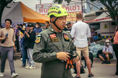 Bangkok, Tayland, 31 Mart 2025 'te Bangkok depremi sonrası yıkılan yüksek binaların inşaatında çalışan kurtarma ekipleri. Birçok kurban hala enkaz altında..