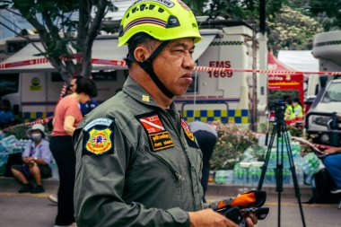 Bangkok, Tayland, 31 Mart 2025 'te Bangkok depremi sonrası yıkılan yüksek binaların inşaatında çalışan kurtarma ekipleri. Birçok kurban hala enkaz altında..
